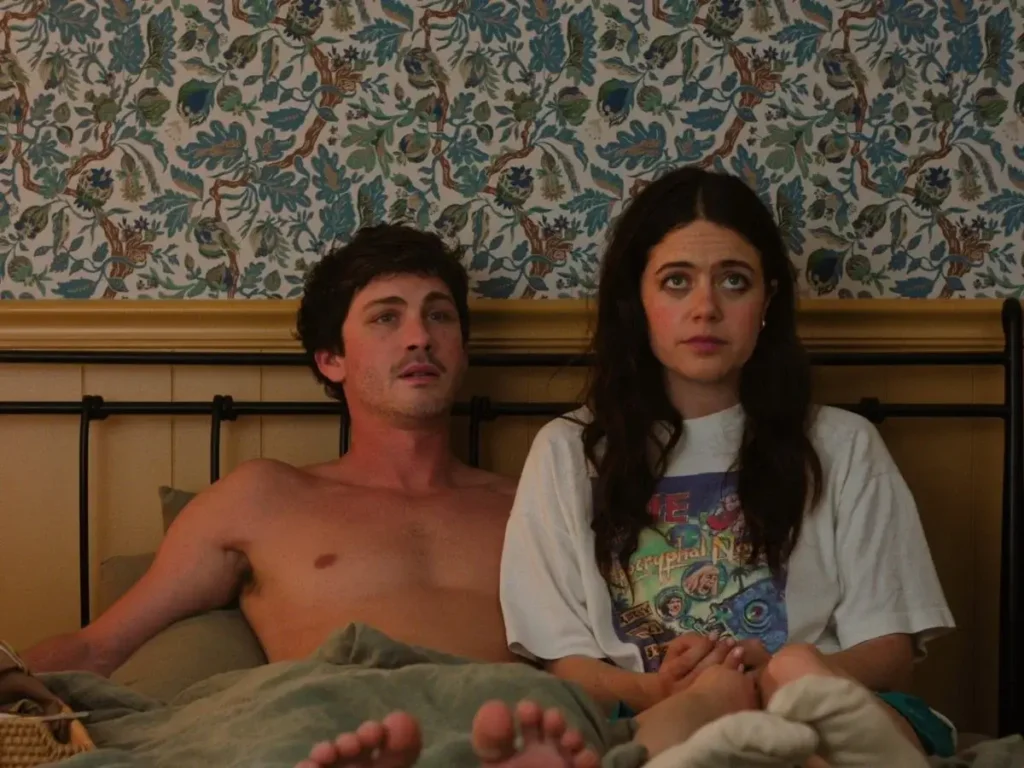 'Oh, Hi!' Kritik Molly Gordon lässt Logan Lerman in Sophie Brooks’ düsterer, frecher Situationship-Romcom leiden