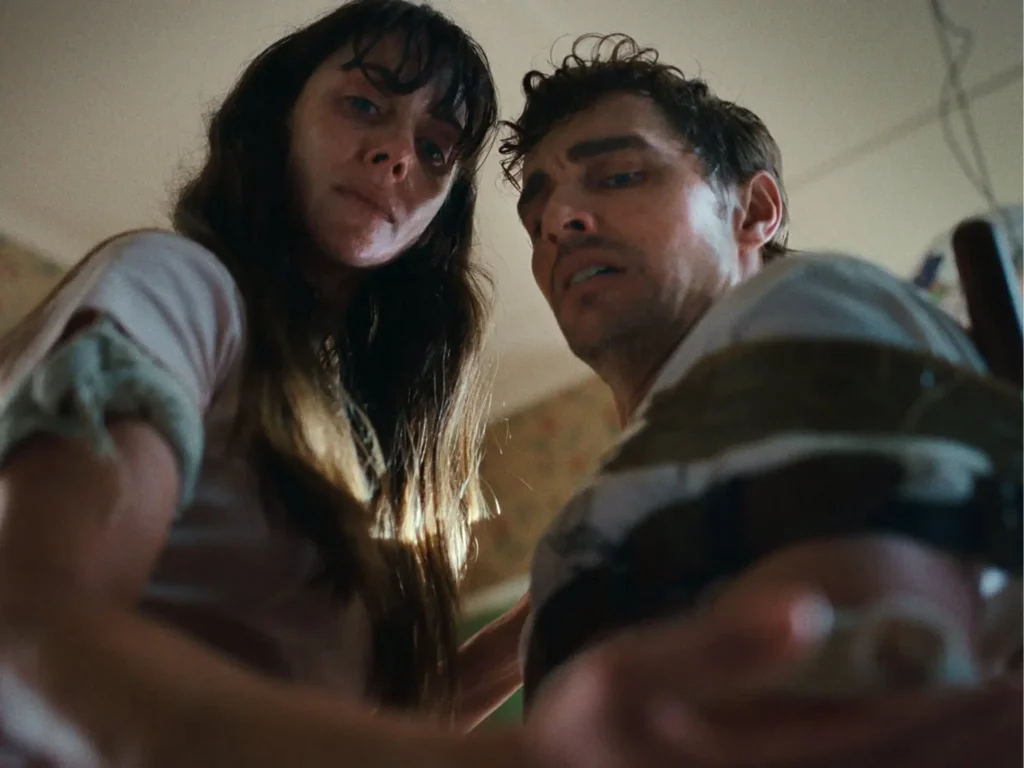 'Together' Kritik: Alison Brie und Dave Franco vereinen ihr Talent in einer blutig-vergnüglichen romantischen Body-Horror-Komödie