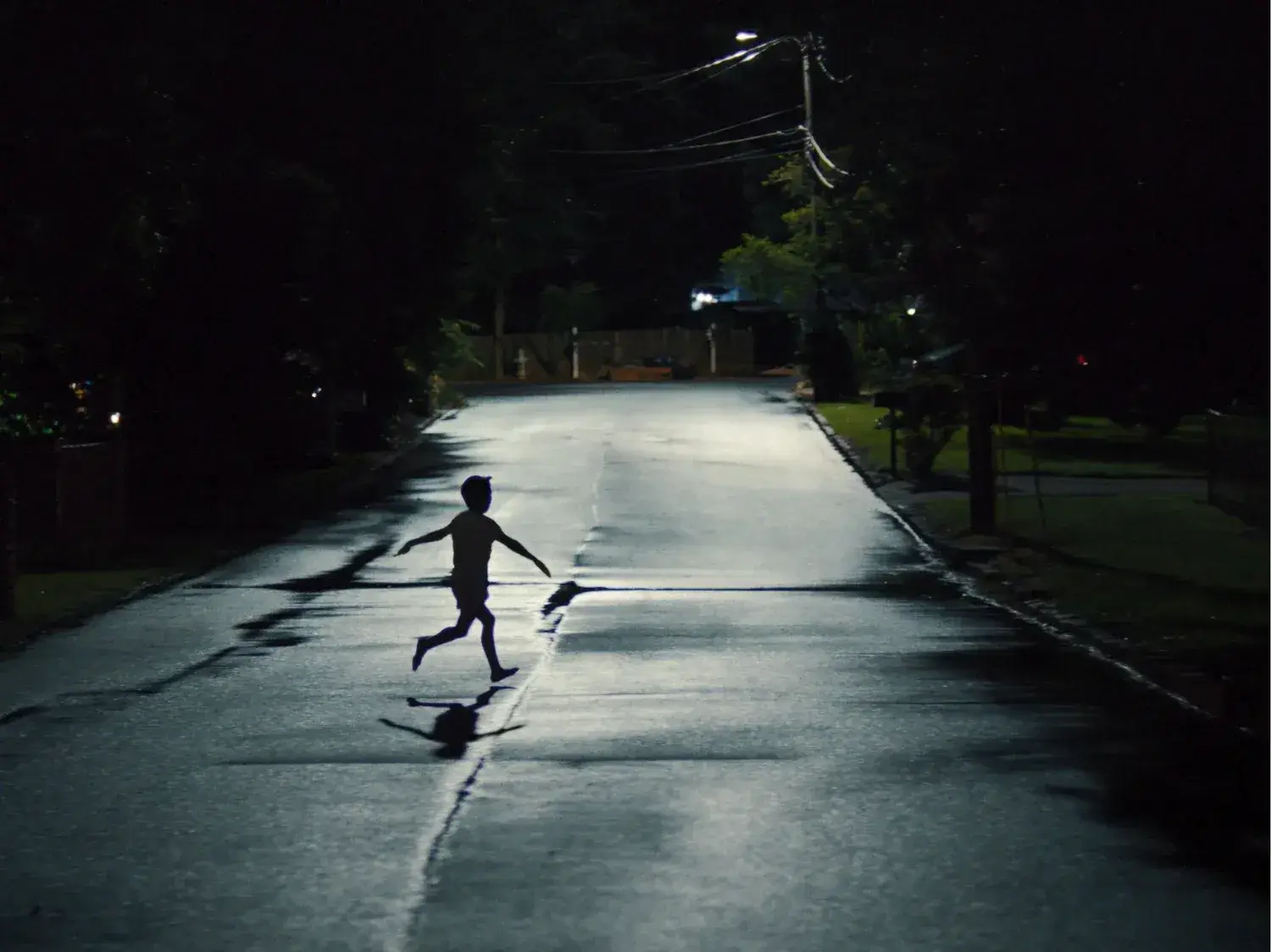 'Weapons' Review: Lustiger und verstörender Vorstadt-Mysteryfilm, der genial die amerikanische Psychose untersucht