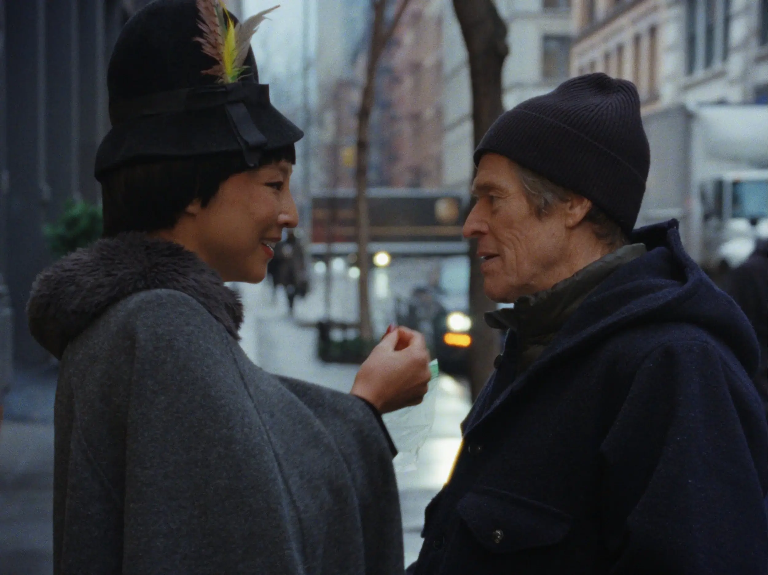 'Late Fame' Kritik: Willem Dafoe navigiert Karriereunsicherheit und Nepo-Babys in einer sanften New Yorker Satire